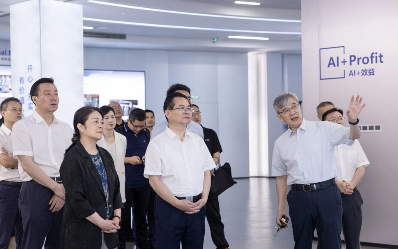 全国政协常委、民革中央副主席刘家强带队调研c7娱乐在线游戏技术，，，，，，共探人为智能与工业深度融合蹊径